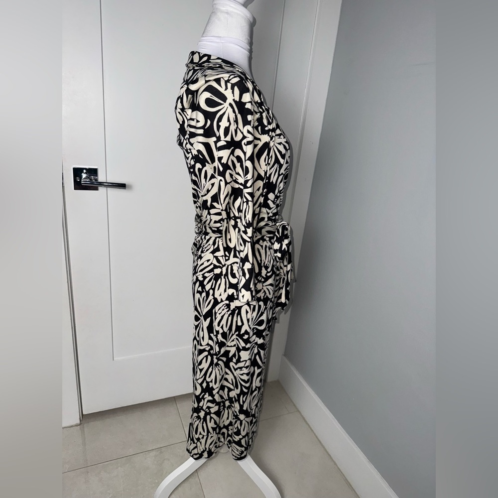 DIANE Von Furstenberg Julian Silk Wrap Dress/Size 4 - Picture 5 of 9
